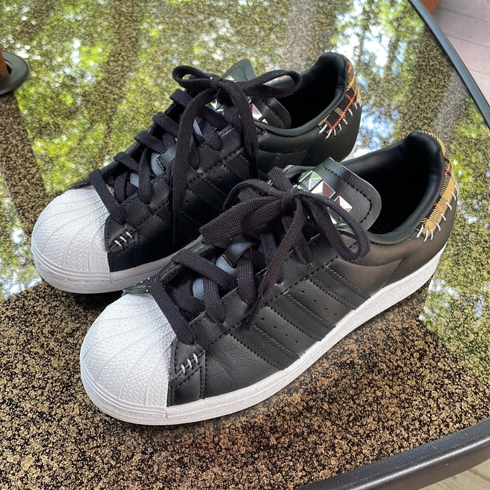 ADIDAS ORIGINAL SUPERSTAR SIZE 4.5 BLACK/WHITE